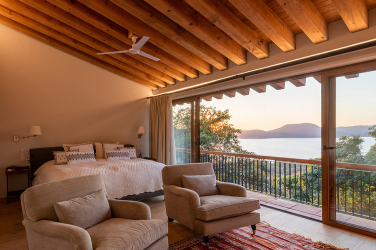 Udobna spavaća soba sa velikim panoramskim prozorima